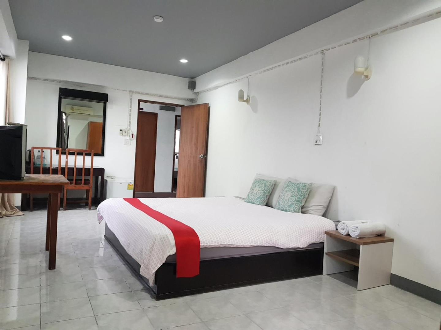 โรงแรมวินบางนา Win Bangna Hotel Bangkok Rum bild